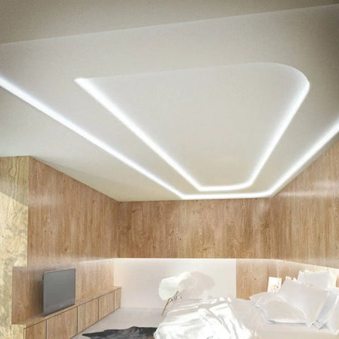 LED-nauha kattoasennuksessa, moderni LED-valo huoneen kulmiin upotettuna.
