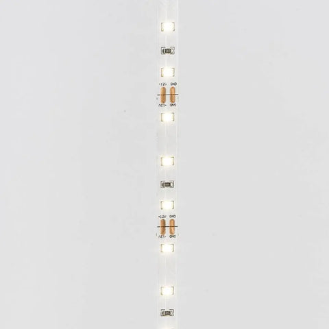 Lähikuva LED STRIP IP20 12V LED-nauhasta, 60W, jaollinen 5 cm välein.