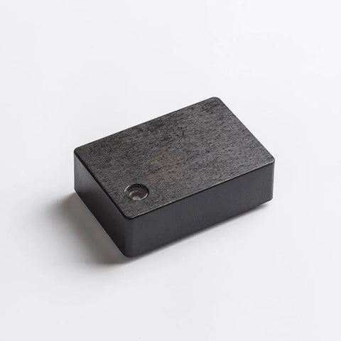 Pinta-asennettava musta DARK SENSOR hämäräkytkin ulkokäyttöön, 230V, IP44, edestä kuvattuna.