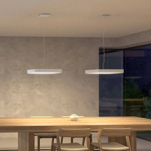 MENSA SQ 48 LED-valaisin modernissa ruokailutilassa, pehmeä ja tasainen valaistus.