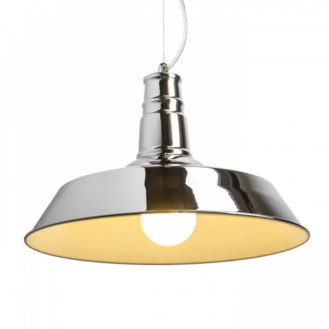 GOLDIE 46 krominen riippuvalaisin, jossa E27 LED-lamppu, ja kiiltävä metallipinta. Valaisin roikkuu vaijerista ja heijastaa valoa alas.