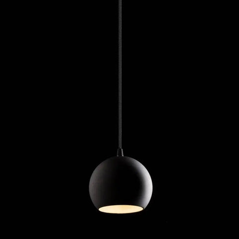 Musta COPA riippuvalaisin minimalistisella tummalla taustalla, moderni valaistusratkaisu.