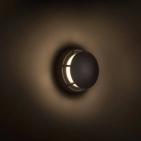 FAROS ulkovalaisin sivuprofiili tummanharmaa, LED 3W IP54, valaistus päällä - Kuva esittää FAROS ulkovalaisimen sivuprofiilin, jossa LED-valo on päällä. Valaisimen runko on tummanharmaa, ja sen valo loistaa pehmeästi sivuille.