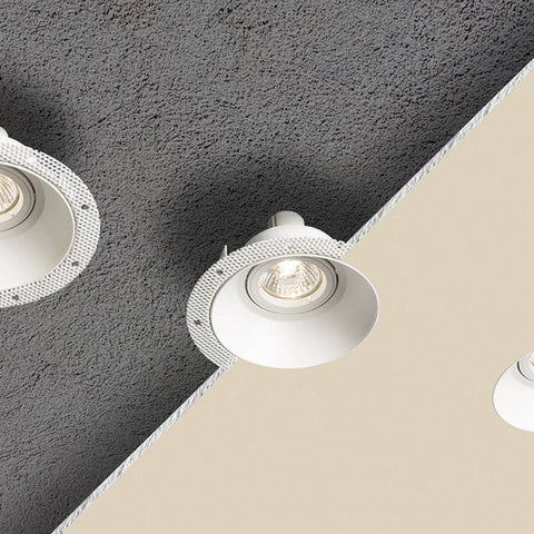 Asennettu IPSO R GU10 LED upotettava valaisin kattoon ilman kehystä, huomaamaton valaistusratkaisu.