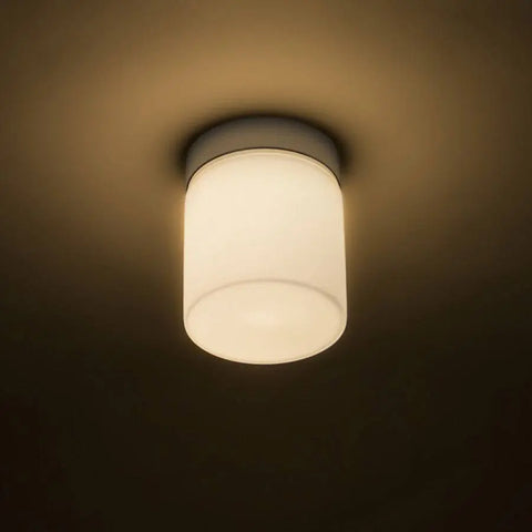 ESICA CYL LED-valaisin asennettuna kattoon, moderni ja energiatehokas ratkaisu kosteisiin tiloihin, 369 lumenin kirkkaus.