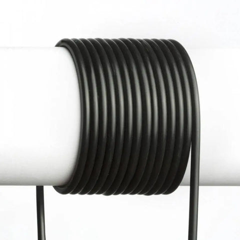 Musta 3x0,75mm² muovinen kaapeli teknisillä merkinnöillä