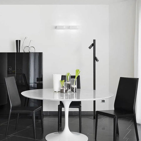 FADO lattia musta LED-lattiavalaisin käytössä modernissa sisustuksessa
Kuvassa FADO lattia musta LED-lattiavalaisin on sijoitettu moderniin sisustukseen. Valaisimen tyylikäs ja toiminnallinen muotoilu täydentää huoneen estetiikkaa.
