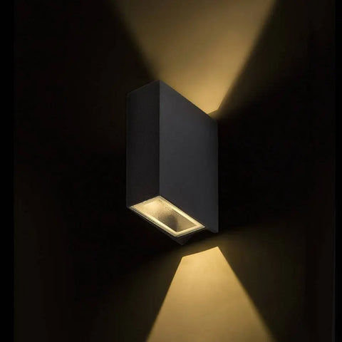 UKKO LED-seinävalaisin valaistuna pimeässä, kaksisuuntainen valaistus, up and downlight