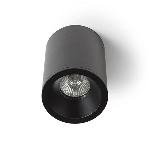 Musta lieriömuotoinen EILEEN-kattovalaisin GU10 LED-polttimolla, IP65-luokiteltu ja soveltuu kosteisiin tiloihin.
