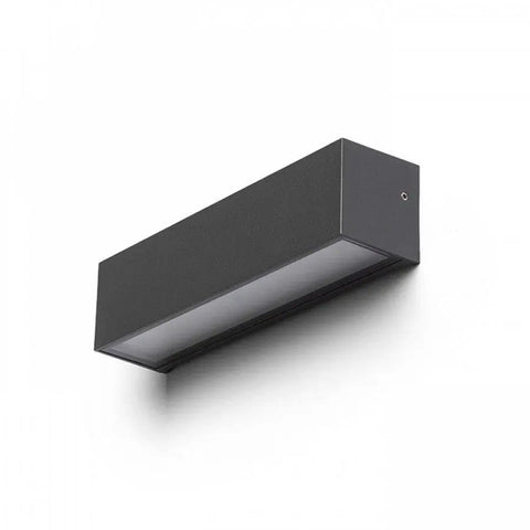 Tummanharmaa CAMARGUE LED-seinävalaisin, minimalistinen ja suorakulmainen muotoilu.