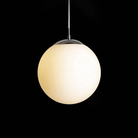 LUNA 25 riippuvalaisin valaistuna, pehmeä ja lämmin valo opaalilasin läpi.