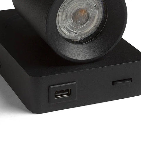 VOLTERA musta seinävalaisin USB-portilla lähikuvassa