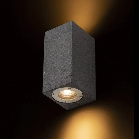 Moderni betoninen KANE II LED-seinävalaisin talon ulkoseinällä