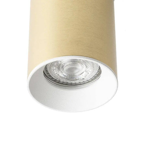 Messinkinen DARIO-valaisin valkoisella kehyksellä, jossa näkyy lähikuva GU10 LED -valonlähteestä.