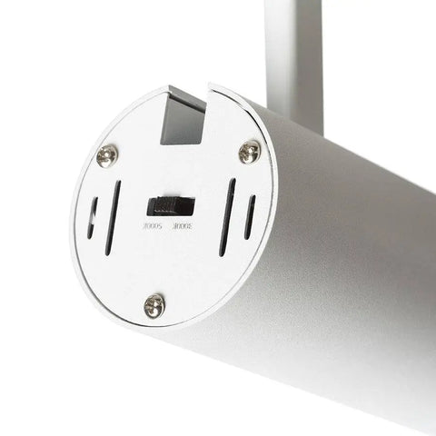 FOCUS 12 LED-valaisimen takaosa valkoisena, esillä tekniset liitännät ja säätimet.