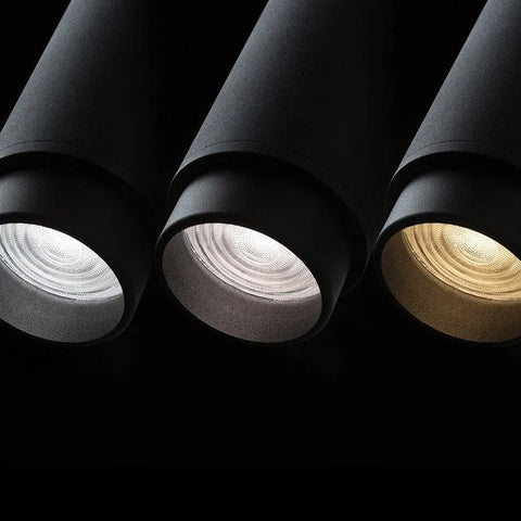 Kolme FOCUS 20 LED valonheitintä mustana ja valkoisena – Musta ja valkoinen FOCUS 20 -valaisin vierekkäin, kuvattuna niin, että valonlähteen linssi on näkyvissä.