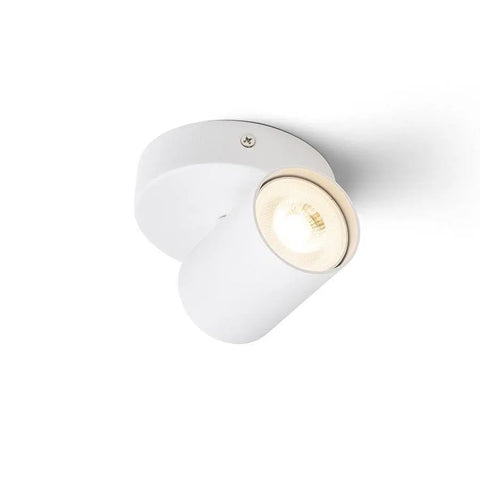 DUDE R LED-valaisin asennettuna – Asennettuna kattoon DUDE R LED-valaisin tarjoaa tehokasta ja säädettävää valaistusta eri tiloihin.