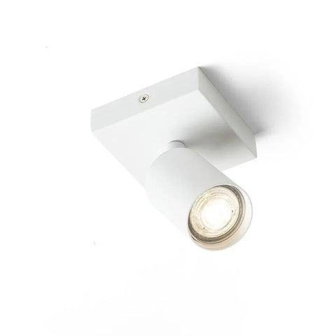 DUDE SQ LED-valaisin asennettuna – DUDE SQ LED-valaisin asennettuna kattoon, tarjoaa tehokasta ja säädettävää valaistusta.