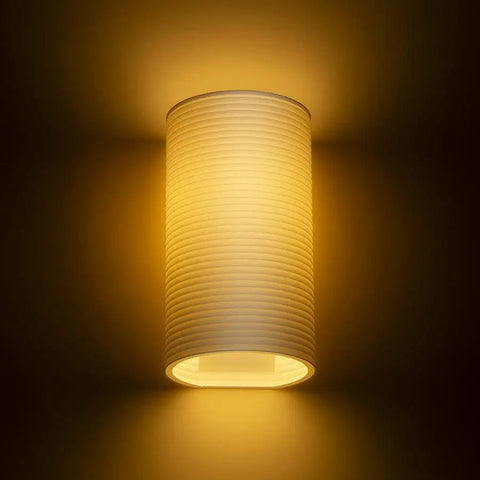 CALLUM RR4 250 seinävalaisin pimeässä, lämmin LED-valaistus sivuprofiilissa, moderni design.