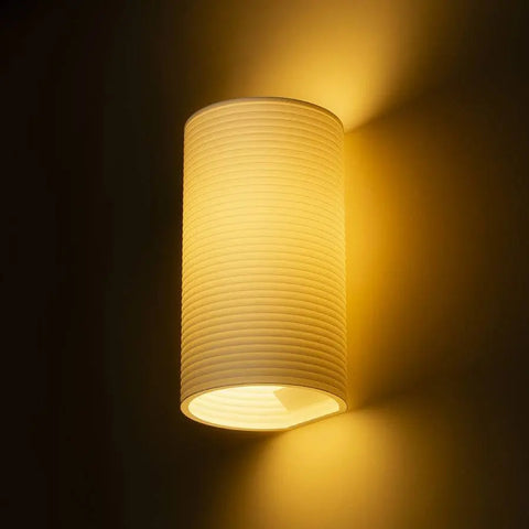 CALLUM RR4 250 seinävalaisin valaistuna pimeässä, lämmin ja tunnelmallinen LED-valaistus.
