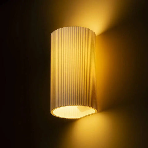 CALLUM RL2 250 seinävalaisin pimeässä sivuprofiilissa, lämpimän sävyinen LED E27 15W