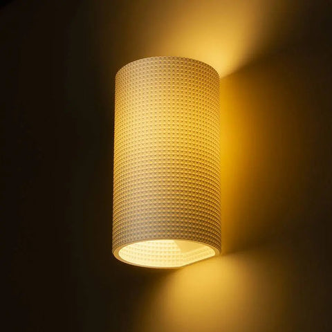 CALLUM RD2 250 seinävalaisin sivulta katsottuna valaistuna, lämpimän sävyinen LED E27 15W.