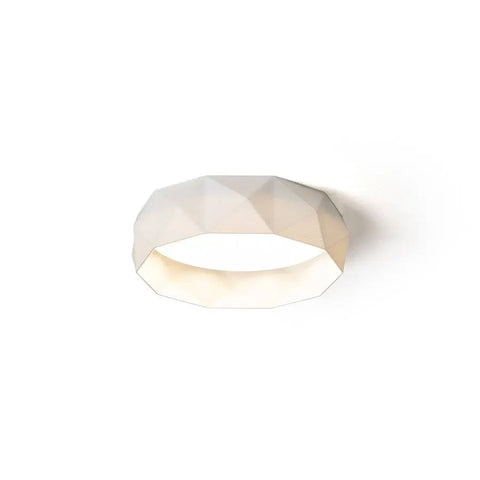 MARENGA RD5 28 LED-valaisin päällä – Tyylikäs, lämmin valkoinen valo, joka korostaa valaisimen geometrista muotoilua.