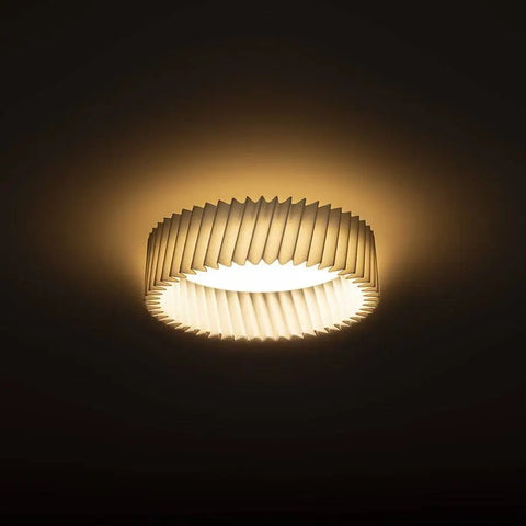 MARENGA RW1 LED-valaisin valaistuna, lämmin 3000K valo kipsilevykatossa.