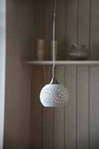 Markslöjd LOHALS fönsterlampa i krom och vitt i inredd miljö (102288)