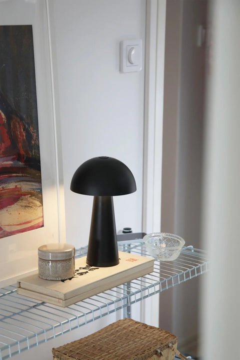 Markslöjd FUNGI – ladattava pöytävalaisin, musta – sisustuskuva