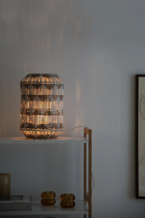 Markslöjd ANO – pöytävalaisin, beige/ruskea – sisustuskuva