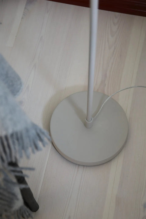 Markslöjd PATRO – LED-lattiavalaisin, beige – yksityiskohta lähikuvassa