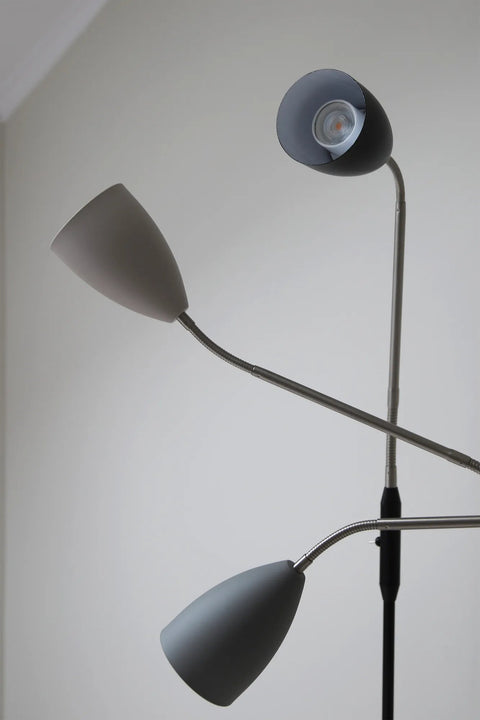 Markslöjd PATRO – LED-lattiavalaisin, beige – yksityiskohta lähikuvassa
