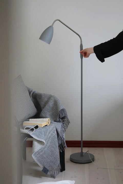 Markslöjd PATRO – LED-lattiavalaisin, harmaa – sisustuskuva