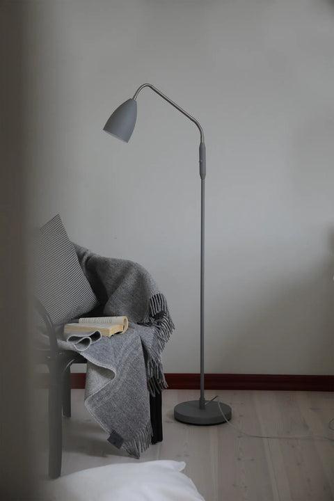Markslöjd PATRO – LED-lattiavalaisin, harmaa – sisustuskuva