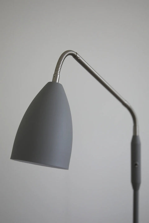 Markslöjd PATRO – LED-lattiavalaisin, harmaa – yksityiskohta lähikuvassa