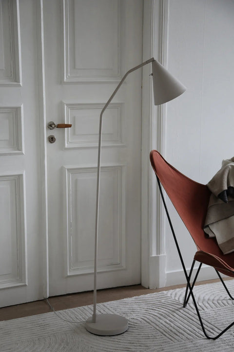 Markslöjd FUNIL – LED-lattiavalaisin, beige – sisustuskuva