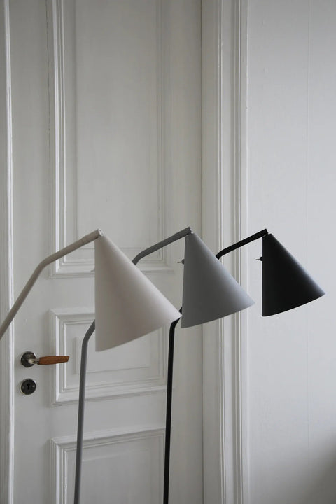 Markslöjd FUNIL – LED-lattiavalaisin, harmaa – sisustuskuva