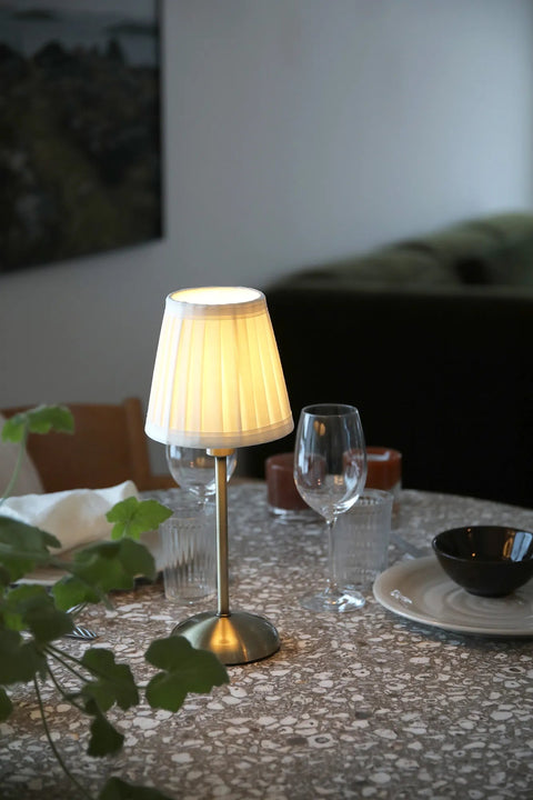 Markslöjd ANNO – ladattava pöytävalaisin, antiikkimessinki/luonnonvalkoinen – sisustuskuva