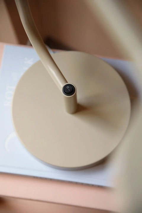 Markslöjd HUGO – LED-pöytävalaisin, beige – yksityiskohta lähikuvassa