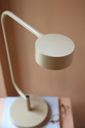 Markslöjd HUGO – LED-pöytävalaisin, beige – yksityiskohta lähikuvassa