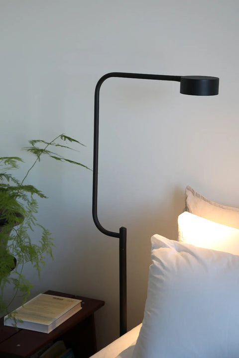 Markslöjd HUGO – LED-lattiavalaisin, musta – yksityiskohta lähikuvassa
