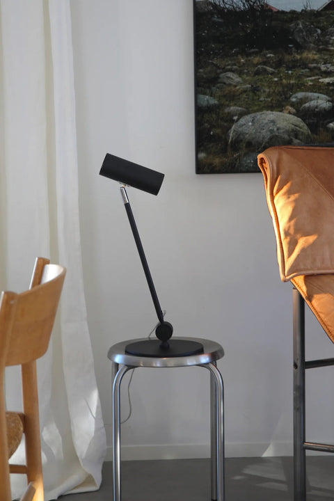 Markslöjd ARLO – LED-pöytävalaisin, musta – sisustuskuva