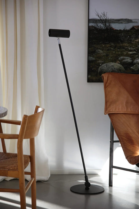 Markslöjd ARLO – LED-lattiavalaisin, musta – sisustuskuva