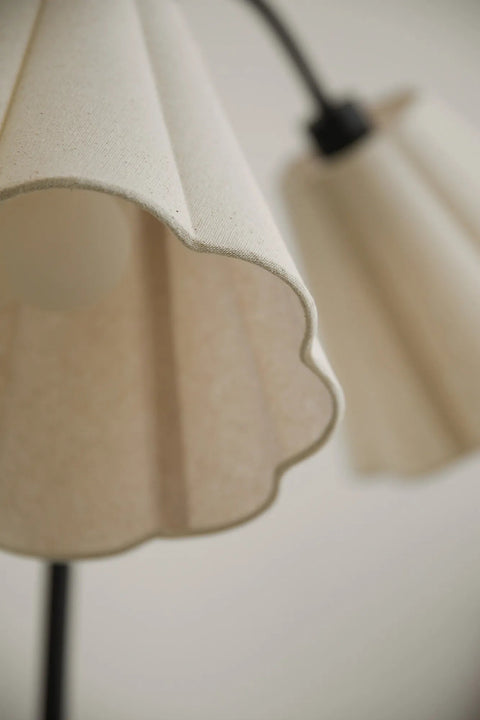 Markslöjd VEYA – 2-valoinen lattiavalaisin, musta/beige – yksityiskohta lähikuvassa