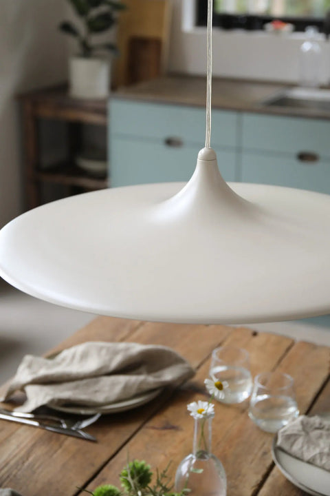 Markslöjd BEAM – LED-riippuvalaisin, beige – yksityiskohta lähikuvassa