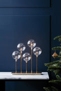 Markslöjd MÄSTER – 5-valoinen sähkökynttelikkö, kullanvärinen/kirkas – sisustuskuva