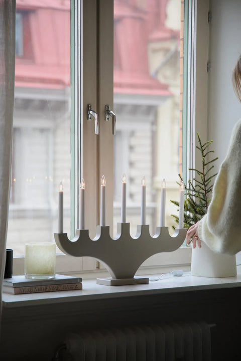 Markslöjd SPIRA – 7-valoinen sähkökynttelikkö, greige – sisustuskuva