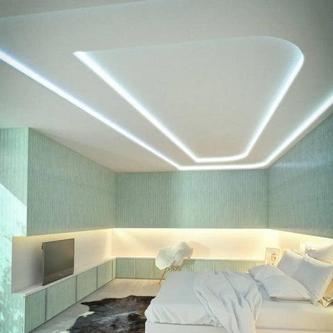 LED STRIP IP20 sisävalaistus asennettuna kattoon, luo pehmeän valaistuksen.