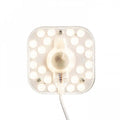 Lähikuva LED Modul SQ 10 vara-LED-moduulista, jossa on magneettikiinnikkeet.
